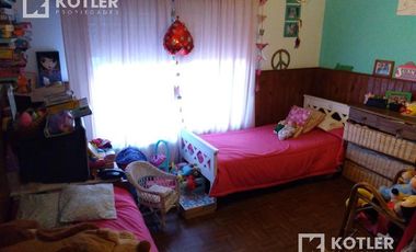 Venta - Hermoso Chalet de 5 dormitorios, fondo libre y quincho.