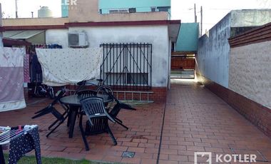 Venta - Hermoso Chalet de 5 dormitorios, fondo libre y quincho.