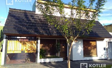 Venta - Hermoso Chalet de 5 dormitorios, fondo libre y quincho.