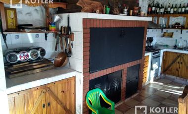 Venta - Hermoso Chalet de 5 dormitorios, fondo libre y quincho.