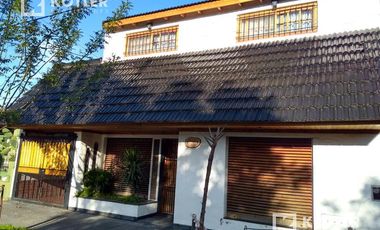 Venta - Hermoso Chalet de 5 dormitorios, fondo libre y quincho.
