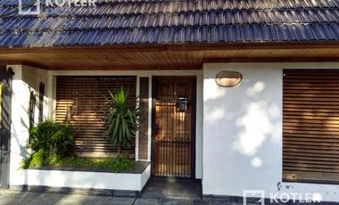 Venta - Hermoso Chalet de 5 dormitorios, fondo libre y quincho.