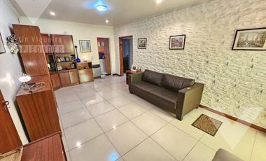Casa de 4 ambientes, con fondo con jardín, terraza y espacio para 2 vehículos.