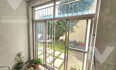 Casa de 4 ambientes, con fondo con jardín, terraza y espacio para 2 vehículos.