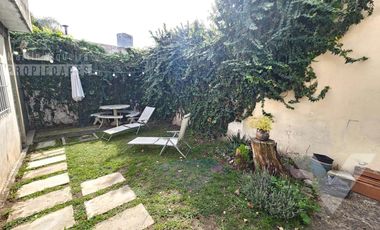 Casa de 4 ambientes, con fondo con jardín, terraza y espacio para 2 vehículos.