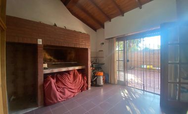 Chalet en Colinas De Peralta Ramos con quincho y parque