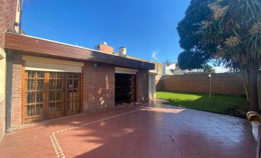 Chalet en Colinas De Peralta Ramos con quincho y parque