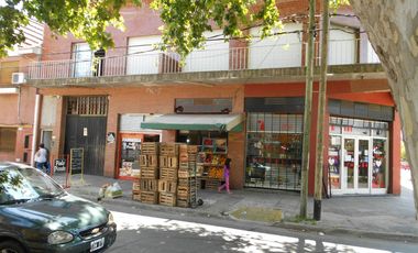 Venta Galpón/Local en Ramos Mejia en 2 Plantas con Renta Activa