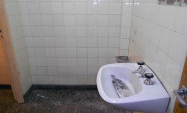 Venta Galpón/Local en Ramos Mejia en 2 Plantas con Renta Activa