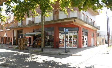 Venta Galpón/Local en Ramos Mejia en 2 Plantas con Renta Activa
