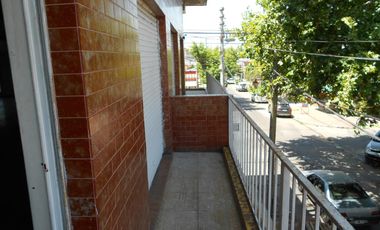 Venta Galpón/Local en Ramos Mejia en 2 Plantas con Renta Activa
