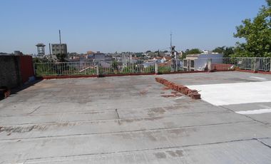 Venta Galpón/Local en Ramos Mejia en 2 Plantas con Renta Activa