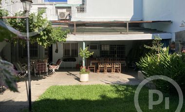 Gran casa en VENTA a metros de Boulevard Pellegrini con patio verde