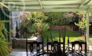 Gran casa en VENTA a metros de Boulevard Pellegrini con patio verde