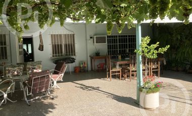 Gran casa en VENTA a metros de Boulevard Pellegrini con patio verde
