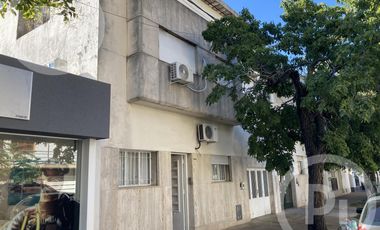 Gran casa en VENTA a metros de Boulevard Pellegrini con patio verde