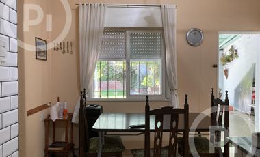Gran casa en VENTA a metros de Boulevard Pellegrini con patio verde