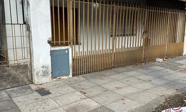 Venta  de Casa  S/Lote 8.66x43.30Mts  en Caseros  Ideal Destino Comercial