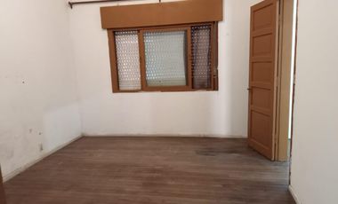 Venta  de Casa  S/Lote 8.66x43.30Mts  en Caseros  Ideal Destino Comercial