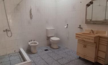 Venta  de Casa  S/Lote 8.66x43.30Mts  en Caseros  Ideal Destino Comercial