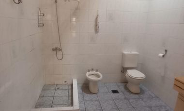 Venta  de Casa  S/Lote 8.66x43.30Mts  en Caseros  Ideal Destino Comercial