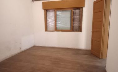 Venta  de Casa  S/Lote 8.66x43.30Mts  en Caseros  Ideal Destino Comercial
