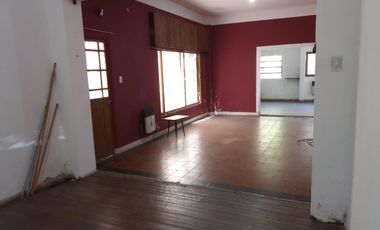 Venta  de Casa  S/Lote 8.66x43.30Mts  en Caseros  Ideal Destino Comercial