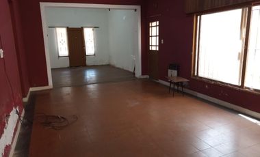 Venta  de Casa  S/Lote 8.66x43.30Mts  en Caseros  Ideal Destino Comercial