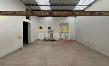 Alquiler de Galpón/Local de 300M²  en Ramos Mejia  en Buen Estado
