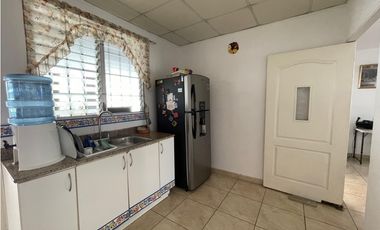 SE VENDE CASA EN BRISAS DEL GOLF DE 262M CON 3 HABITACIONES Y TERRAZA