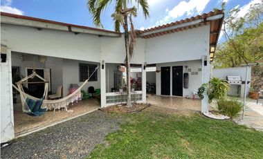 SE VENDE CASA EN BRISAS DEL GOLF DE 262M CON 3 HABITACIONES Y TERRAZA