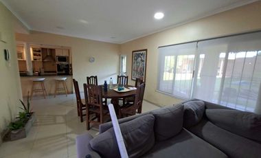 CASA B° HUAZIUL. 3 HABITACIONES.3 BAÑOS. RIVADAVIA
