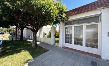 CASA EN VENTA 4 AMB C/GARAGE - MORON