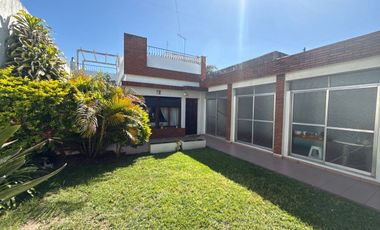 CASA EN VENTA 4 AMB C/GARAGE - MORON