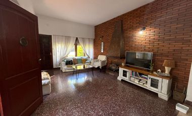 CASA EN VENTA 4 AMB C/GARAGE - MORON