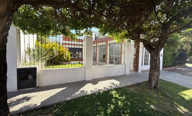 CASA EN VENTA 4 AMB C/GARAGE - MORON