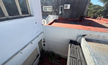 CASA EN VENTA 4 AMB C/GARAGE - MORON