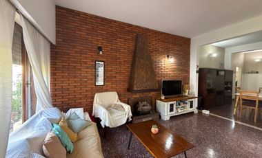 CASA EN VENTA 4 AMB C/GARAGE - MORON