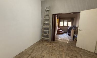 CASA EN VENTA 4 AMB C/GARAGE - MORON