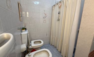 CASA EN VENTA 4 AMB C/GARAGE - MORON