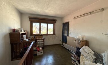 CASA EN VENTA 4 AMB C/GARAGE - MORON