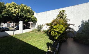 CASA EN VENTA 4 AMB C/GARAGE - MORON