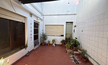 CASA EN VENTA 4 AMB C/GARAGE - MORON