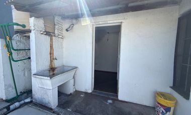 CASA EN VENTA 4 AMB C/GARAGE - MORON