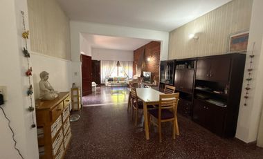 CASA EN VENTA 4 AMB C/GARAGE - MORON