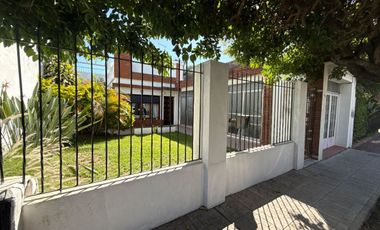 CASA EN VENTA 4 AMB C/GARAGE - MORON