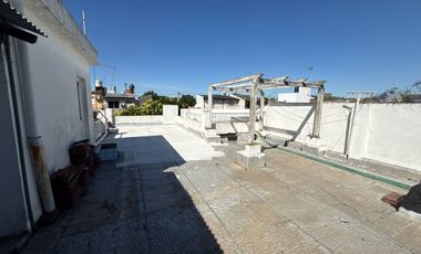 CASA EN VENTA 4 AMB C/GARAGE - MORON