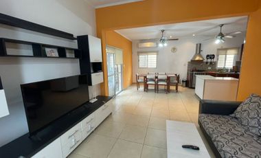 Casa familiar con patio y terraza amplia