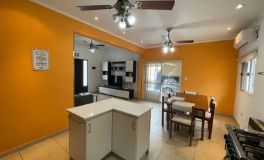 Casa familiar con patio y terraza amplia