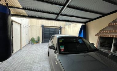 Casa familiar con patio y terraza amplia